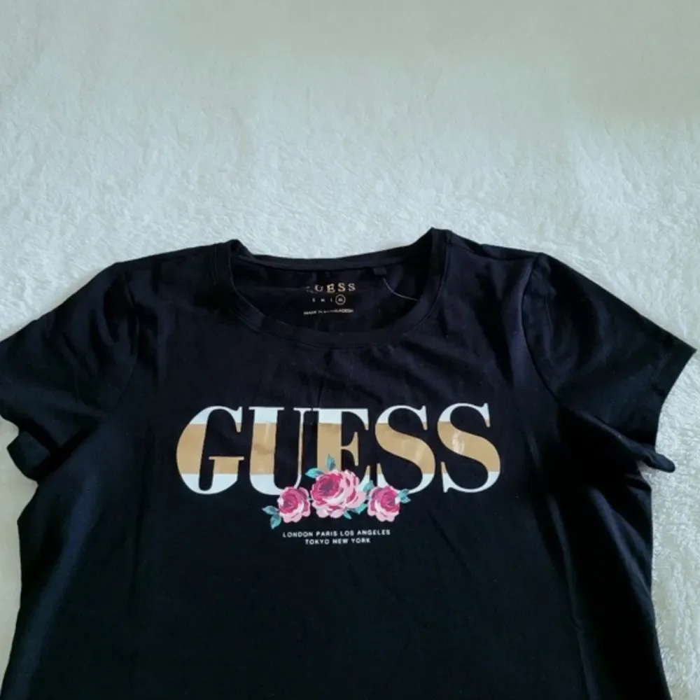 Guess❓Jet Black🖤 Carrie Floral💐 Logo Tee👕 - NWT